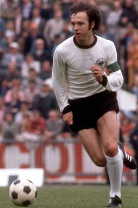Franz Beckenbauer (BR Deutschland) am Ball Fußball EM Herren Europameisterschaft 1972, Länderspiel, Nationalmannschaft, Nationalteam, Nationaltrikot Einzelbild Heysel-Stadion Brüssel Dynamik,