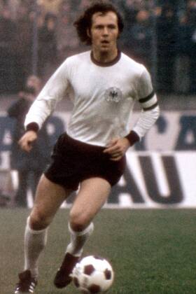 Franz Beckenbauer (BR Deutschland) am Ball Fußball Länderspiel Herren Freundschaftsspiel 1974, Nationalmannschaft, Nationalteam, Nationaltrikot Einzelbild Volksparkstadion Hamburg Dynamik,