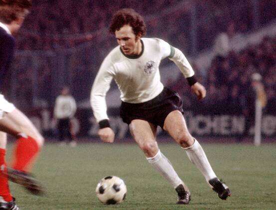 Franz Beckenbauer (BR Deutschland) am Ball Fußball Länderspiel Herren Freundschaftsspiel 1975, Nationalmannschaft, Nationalteam, Nationaltrikot Einzelbild Istanbul Dynamik,