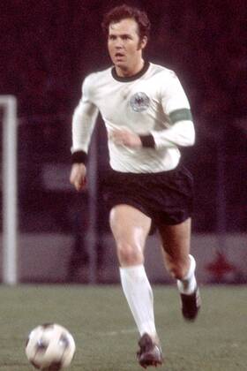 Franz Beckenbauer (BR Deutschland) am Ball Fußball Länderspiel Herren Freundschaftsspiel 1975, Nationalmannschaft, Nationalteam, Nationaltrikot Einzelbild Istanbul Dynamik,
