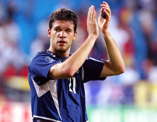 Michael Ballack (Deutschland) bedankt sich bei den Anhängern Fußball WM Herren Weltmeisterschaft 2002, Länderspiel, Viertelfinale, Nationalmannschaft, Nationalteam, Nationaltrikot Einzelbild Munsu Stadion Ulsan