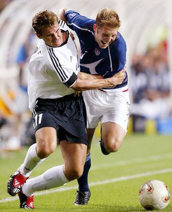 Miroslav Klose (li., Deutschland) gegen Gregg Berhalter (USA) Fußball WM Herren Weltmeisterschaft 2002, Länderspiel, Viertelfinale, Nationalmannschaft, Nationalteam, Nationaltrikot Gruppe Munsu Stadion Ulsan Dynamik, Kampf,