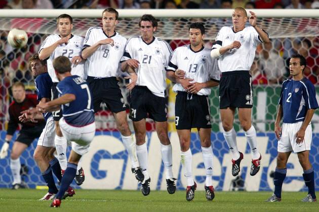 Freistoßmauer Deutschland, v.li.: Torsten Frings, Dietmar Hamann, Christoph Metzelder, Michael Ballack und Christian Ziege bei einem Freistoß von Lewis (USA) Fußball WM Herren Weltmeisterschaft 2002, Länderspiel, Viertelfinale, Nationalmannschaft, Nationalteam, Nationaltrikot Gruppe Munsu Stadion Ulsan Dynamik,