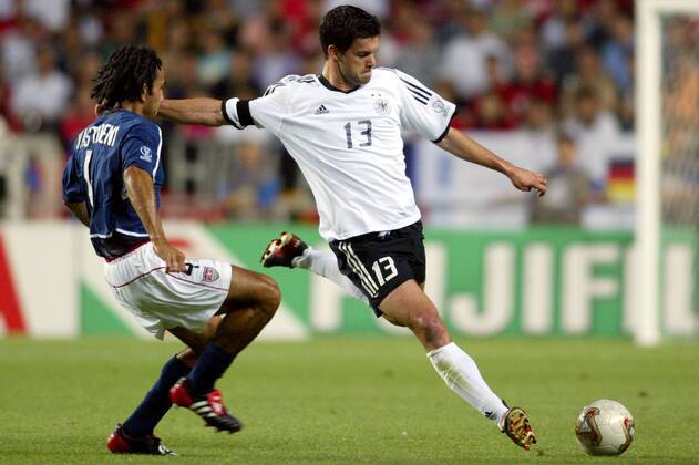Michael Ballack (re., Deutschland) zieht ab gegen Pablo Mastroeni (USA) Fußball WM Herren Weltmeisterschaft 2002, Länderspiel, Viertelfinale, Nationalmannschaft, Nationalteam, Nationaltrikot Gruppe Munsu Stadion Ulsan Dynamik,