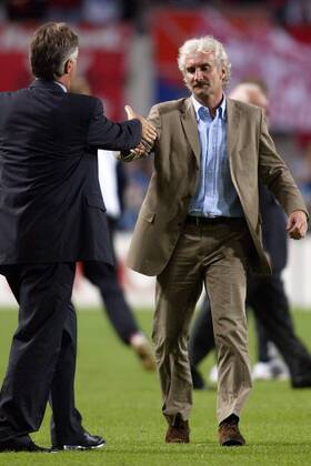 Teamchef Rudi Völler (Deutschland, re.) nimmt die Glückwünsche von Nationaltrainer Guus Hiddink (Südkorea) entgegen Fußball WM Herren Weltmeisterschaft 2002, Länderspiel, Halbfinale, Nationalmannschaft, Nationalteam Gruppe WorldCupStadium Seoul