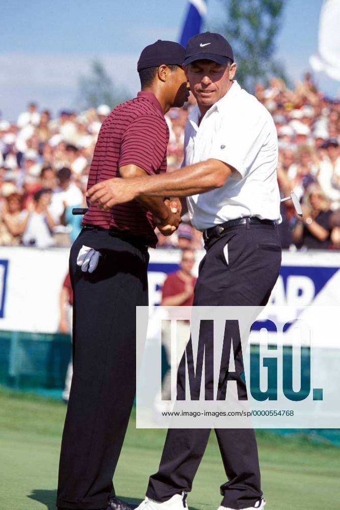 Eldrick Tiger Woods (USA, li ) bedankt sich bei seinem Caddy Steve ...