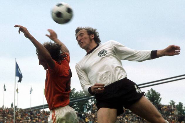 Hans-Georg Schwarzenbeck (BR Deutschland, re.) gegen Johan Neeskens (Holland) Fußball WM Herren Weltmeisterschaft 1974, Finale, Endspiel, Länderspiel, Nationalmannschaft, Nationalteam, Gruppe Olympiastadion München Dynamik, Höhe,