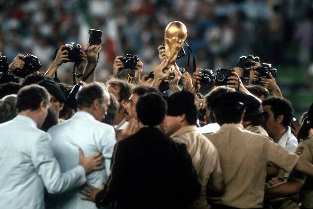 Der Weltmeister-Pokal in italienischen Händen - umringt von Sportfotografen und spanischen Sicherheitskräften Fußball WM Herren Weltmeisterschaft 1982, Finale, Endspiel, Länderspiel, Nationalmannschaft, Nationalteam, Totale Estadio Santiago Bernabeu Madrid Freude,
