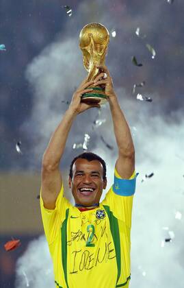 Cafu (Brasilien) präsentiert stolz den Pokal Fußball WM Herren Weltmeisterschaft 2002, Länderspiel, Finale, Endspiel, Nationalmannschaft, Nationalteam, Vdig Einzelbild International Stadium Yokohama Freude, Begeisterung,