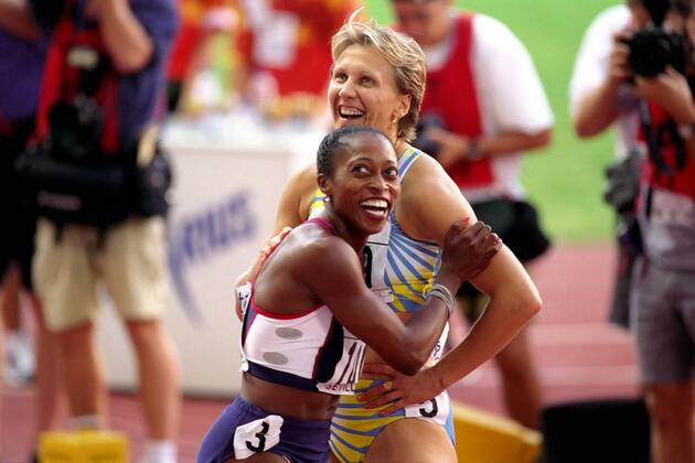 Siegerin Gail Devers (vorn, USA) und die Drittplatzierte Ludmila Engquist (Schweden) natürlich gut gelaunt Leichtathletik WM Damen Weltmeisterschaft 1999, Nationaltrikot, Vneg Gruppe Olympiastadion Sevilla Freude,