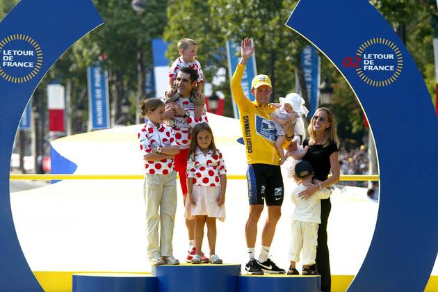 Sieger Lance Armstrong (USA US Postal Service) in Gelb mit Frau Kristin (re.) und seinen Kindern, im gepunktetem Trikot Laurent Jalabert (li., Frankreich CSC Tiscali) mit seinen Kindern Radsport Herren Tour de France 2002, Radrennsport, Straßenradsport, Straßenradrennsport, Radrennen, Straßenrennen, Gruppe Champs-Elysees, Elysee, Kind, Kinder, 20. Etappe, Paris,