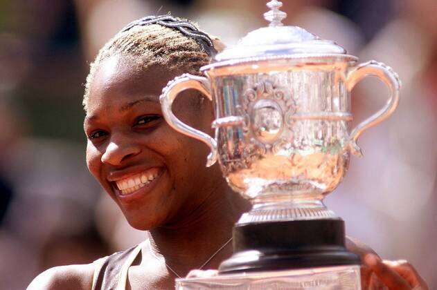 Siegerin Serena Williams (USA) mit ihrer Trophäe Tennis Damen French Open 2002, WTA-Tour, Grand Slam, Sand, Sandplatz, Sandplatztennis, Sandplatzturnier, Finale Einzelbild Roland Garros Paris Glück Freude,  
