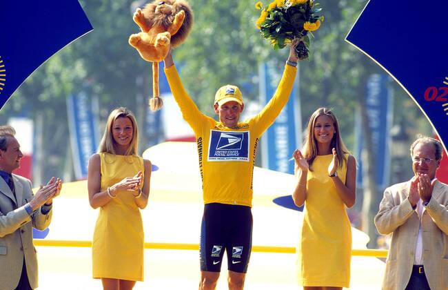 Sieger Lance Armstrong (USA US Postal Service) im gelben Trikot Radsport Herren Tour de France 2002, Radrennsport, Straßenradsport, Straßenradrennsport, Radrennen Gruppe 20. Etappe, Paris Freude,