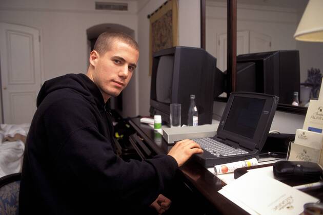 Lars Ricken (BVB) ist an seinem Laptop beschäftigt Fußball 1. BL Herren Saison 1997 1998, Borussia Dortmund, Winterpause, Training, Trainingslager Einzelbild Albufeira