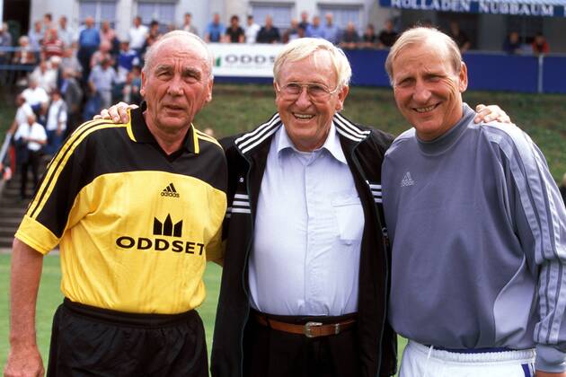 Trainerlegende Rudi Gutendorf (Mitte), Horst Eckel (li.) und Torwart Wolfgang Kleff (alle Deutschland) - im Benefizteam der oddset LottoElf unterwegs für die gute Sache Fußball Herren Benefizspiel 2002, Benefiz, Traditionsteam, Traditionsmannschaft, Benefizteam, Senioren, Vdia Gruppe Koblenz