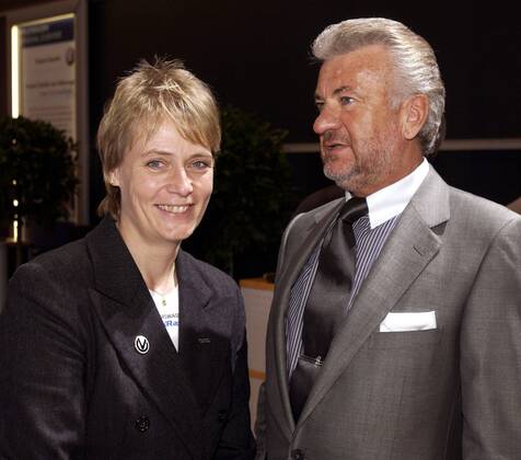 Jutta Kleinschmidt (VW) und ihr Manager Willi Weber (beide Deutschland) Motorsport Damen Motor-Show Essen 2002, Motorshow, Messe, Automesse, Ausstellung, Präsentation, Vorstellung, Vdig Gruppe Show-Center Essen