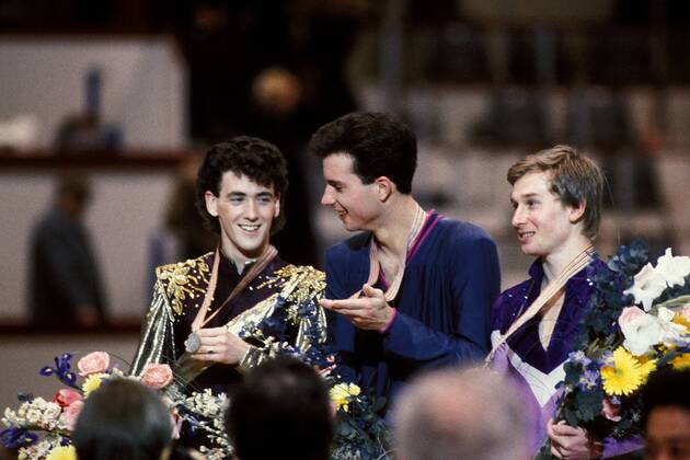 OLYMPIC LEGENDS: Brian Boitano Weltmeister Brian Boitano (Mitte, USA), Brian Orser (li., Kanada) und Alexander Fadejew (UdSSR) präsentieren stolz ihre Medaillen Eiskunstlauf WM Herren Weltmeisterschaft 1986, Eiskunstlaufen Gruppe Genf
