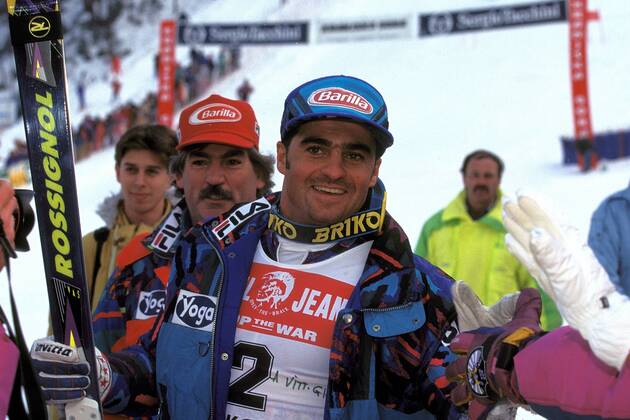 Sieger Alberto Tomba (Italien, Mitte) lässt sich von seinen Anhängern feiern Alpiner Skilauf Herren Weltcup 1994 1995, Welt-Cup, Worldcup, World, WC, Skisport, Ski Alpin, Riesenslalom Gruppe Kranjska Gora Freude,
