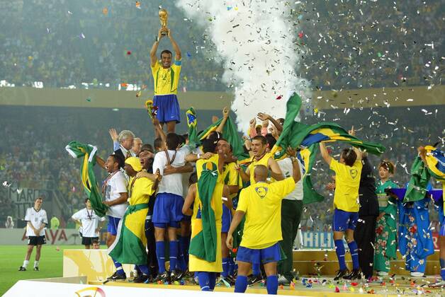 Cafu (Mitte, Brasilien) präsentiert den Pokal unter den Begeisterungsstürmen seiner Mannschaftskollegen Fußball WM Herren Weltmeisterschaft 2002, Finale, Endspiel, Nationalmannschaft, Nationalteam, Weltmeister Totale International Stadium Yokohama Freude, Begeisterung,