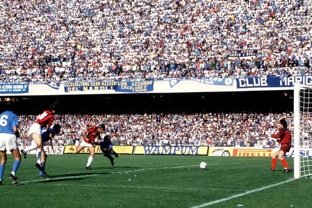 Pietro Paolo Antonio Virdis (Mitte, Milan) beim Kopfball im Strafraum Fußball Herren Serie A 1987 1988, 1. Italienische Liga, SSC Neapel - AC Mailand 2:3, Napoli, Totale Neapel Dynamik,