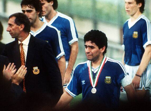 Diego Armando Maradona (re.) ist nach dem verlorenen Endspiel den Tränen nahe, li. Nationaltrainer Carlos Bilardo (beide Argentinien) Fußball WM Herren Weltmeisterschaft 1990, Länderspiel, Finale, Nationalmannschaft, Nationalteam, Nationaltrikot Gruppe Rom Enttäuschung, Verzweiflung,