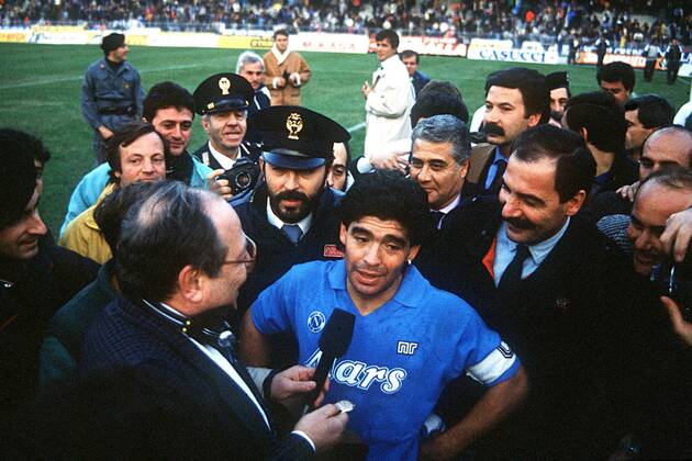 Diego Armando Maradona (Napoli) wird von Journalisten belagert Fußball Herren Serie A 1988 1989, 1. Italienische Liga, Turin - SSC Neapel 0:1 Totale Turin