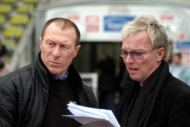 SAT1-Reporter Ulli Köhler (re., Deutschland) und Trainer Wolfgang Wolf (Wolfsburg) Fußball 1. BL Herren Saison 2002 2003, Nürnberg - VfL Wolfsburg 1:1 Gruppe Nürnberg Skepsis,