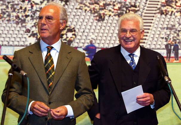 Präsident Franz Beckenbauer (li.) und Vizepräsident Fedor Radmann (beide Organisationskomitee der Weltmeisterschaft 2006) Fußball WM Herren Vorstellung der Sonderpostwertzeichen zur Weltmeisterschaft 2006, Präsentation 2003, Pressetermin Gruppe Berlin
