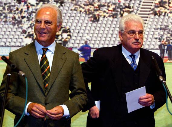 Präsident Franz Beckenbauer (li.) und Vizepräsident Fedor Radmann (beide Organisationskomitee der Weltmeisterschaft 2006) Fußball WM Herren Vorstellung der Sonderpostwertzeichen zur Weltmeisterschaft 2006, Präsentation 2003, Pressetermin Gruppe Berlin