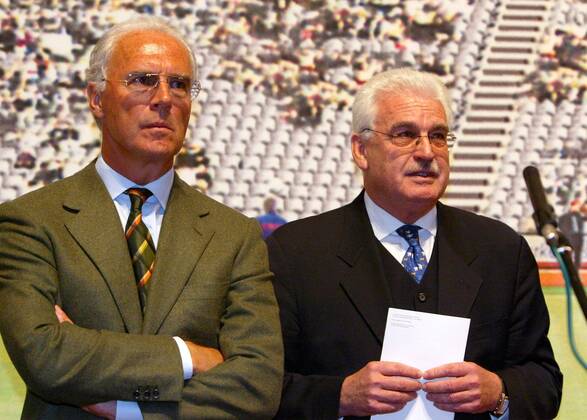 Präsident Franz Beckenbauer (li.) und Vizepräsident Fedor Radmann (beide Organisationskomitee der Weltmeisterschaft 2006) Fußball WM Herren Vorstellung der Sonderpostwertzeichen zur Weltmeisterschaft 2006, Präsentation 2003, Pressetermin Gruppe Berlin