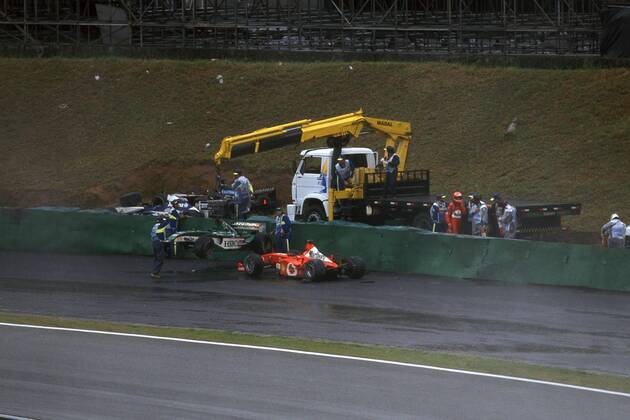 Bergung der Boliden von Antonio Pizzonia (Brasilien Jaguar-Cosworth) und Michael Schumacher (Deutschland Ferrari) Motorsport Grand Prix Herren Großer Preis von Brasilien 2003, Formel 1 Weltmeisterschaft, F1, F, GP, WM, Vdia Totale Interlagos Sao Paulo