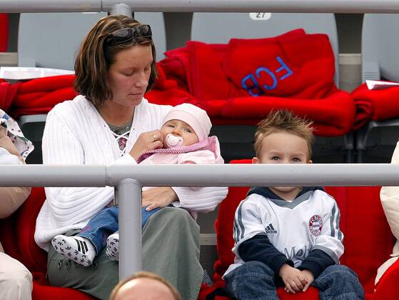Jeanette Jeremies, die Ehefrau von Jens Jeremies (Bayern), mit Sohn Noah und Tochter auf der Tribüne Fußball 1. BL Saison 2002 2003, FC Bayern München Gruppe München