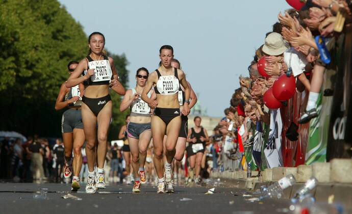 Die Läuferinnen werden beim 20. Berliner Frauenlauf von vielen Zuschauern angefeuert Leichtathletik Damen 20. Berliner Frauenlauf 2003, Stadt, City, Straßenlauf, Langstrecke, Totale Berlin