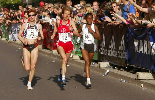 Das Spitzentrio, v. re.: Lenah Cheruiyot (Kenia), Sonja Krolik Oberem (LG Bayer Leverkusen) und Kathrin Weßel (SCC Berlin beide Deutschland) Leichtathletik Damen 20. Berliner Frauenlauf 2003, Stadt, City, Straßenlauf, Langstrecke, Gruppe Berlin