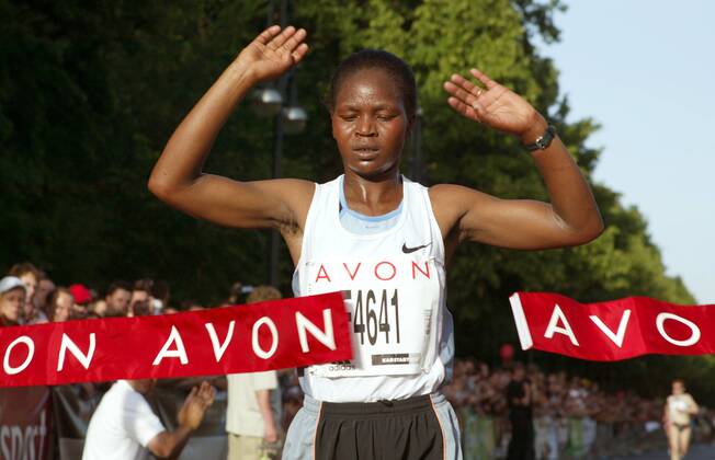 Lenah Cheruiyot (Kenia) gewinnt den 20. Berliner Frauenlauf Leichtathletik Damen 20. Berliner Frauenlauf 2003, Stadt, City, Straßenlauf, 10000m, 10000 m, Meter, Langstrecke Einzelbild Berlin Freude,