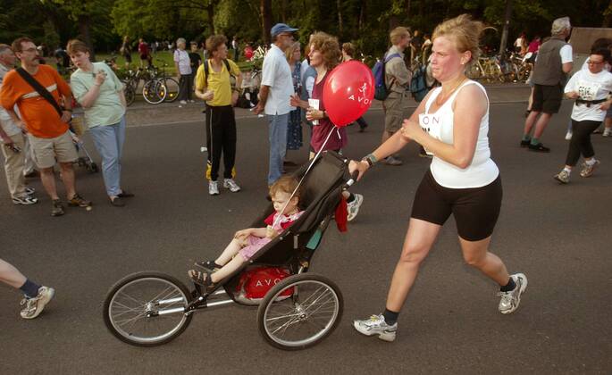 Eine Läuferin bestreitet den 20. Berliner Frauenlauf mit ihrem Kind, welches sie im Buggy schiebt Leichtathletik Damen 20. Berliner Frauenlauf 2003, Stadt, City, Straßenlauf, Gruppe Berlin