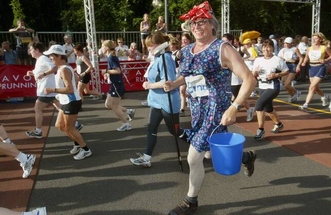 Ein Mann nimmt in Putzfrauen-Verkleidung unter dem Pseudonym Erna am 20. Berliner Frauenlauf teil Leichtathletik Damen 20. Berliner Frauenlauf 2003, Stadt, City, Straßenlauf, Einzelbild Berlin Freude, Komik, Begeisterung,