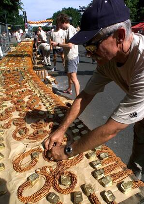 Helfer bereiten die Medaillen für die durchgekommenen Teilnehmerinnen des 20. Berliner Frauenlaufes vor Leichtathletik Damen 20. Berliner Frauenlauf 2003, Stadt, City, Straßenlauf, Langstrecke, Totale Berlin Masse,