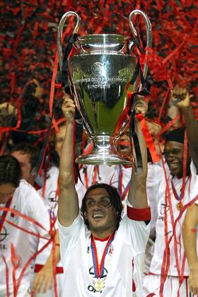 Paolo Maldini (Milan) - Siegesjubel mit dem Champions League Pokal Fußball EC 1 Herren Champions League 2002 2003, AC Mailand, Finale, Endspiel, Einzelbild Old Trafford Manchester Glück, Freude, Begeisterung