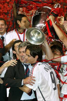 Filippo Inzaghi (re.) umarmt Trainer Carlo Ancelotti (beide Milan), dahinter feiert das Team mit dem Champions League Pokal Fußball EC 1 Herren Champions League 2002 2003, AC Mailand, Finale, Endspiel, Gruppe Old Trafford Manchester Freude, Begeisterung
