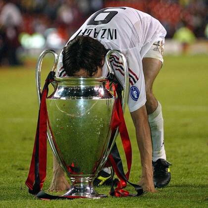 Filippo Inzaghi (Milan) schaut tief in den Pokal Fußball EC 1 Herren Champions League 2002 2003, AC Mailand, Finale, Endspiel, Saisonhighlight Einzelbild Old Trafford Manchester Glück Komik, Freude, Begeisterung