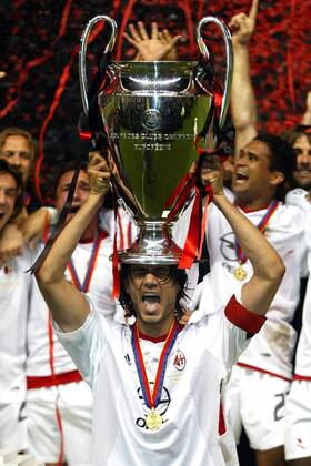 Paolo Maldini (Mitte, Milan) präsentiert stolz den Champions League Pokal Fußball EC 1 Herren Champions League 2002 2003, AC Mailand, Finale, Endspiel, Einzelbild Old Trafford Manchester Glück Freude, Begeisterung,