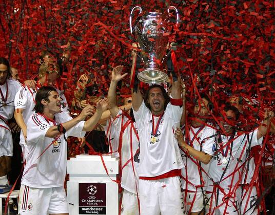 Paolo Maldini präsentiert stolz den Champions League Pokal, li. Kakhaber Kaladze (beide Milan), während das restliche Team fast im Papierschnipselregen erstickt Fußball EC 1 Herren Champions League 2002 2003, AC Mailand, Finale, Endspiel, Gruppe Old Trafford Manchester Glück Freude, Begeisterung,