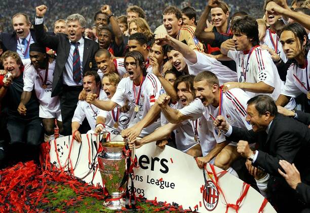 Mannschaftsbild Milan mit dem Champions-League-Pokal, vorn v.li.: Brocchi, Ambrosini, Paolo Maldini, Rui Costa, Pirlo, Schewtschenko, Betreuer - VERÖFFENTLICHUNGSRECHTE NUR FÜR DEUTSCHE MEDIEN Fußball EC 1 Herren Champions League 2002 2003, AC Mailand, Finale, Endspiel, Europacupsieger, Europapokalsieger, Totale Old Trafford, Siegerehrung Manchester, Saisonhighlight Glück Freude, Begeisterung,
