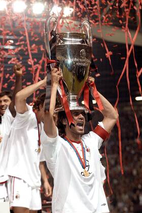 Paolo Maldini (Milan) präsentiert stolz den Champions League Pokal Fußball EC 1 Herren Champions League 2002 2003, AC Mailand, Finale, Endspiel, Einzelbild Old Trafford Manchester Glück Freude, Begeisterung,  