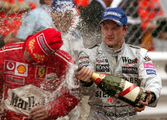 Kimi Räikkönen (Finnland McLaren-Mercedes, re.) verpasst Michael Schumacher (Deutschland Ferrari) eine Champagnerdusche Motorsport Grand Prix Herren Großer Preis von Monaco 2003, Formel 1 Weltmeisterschaft, F1, F, GP, WM, Vdig Gruppe Circuit de Monaco Monte Carlo Freude,