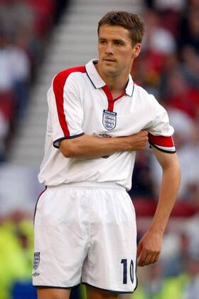 Michael Owen (England) rückt sich die Kapitänsbinde zurecht Fußball Länderspiel Herren Europameisterschaftsqualifikation 2003, Qualifikation, Nationalmannschaft, Nationalteam, Länderspiel Einzelbild Middlesbrough