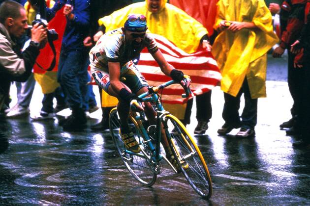 Marco Pantani (Italien Marcatone Uno) kurz vor dem Anstieg zum 2645 Meter hohen Col du Galibier Radsport Herren Tour de France 1998, 15. Etappe, Rundfahrt, Straßenradsport, Rad, Straße Gruppe Grenoble - Les Deux-Alpes