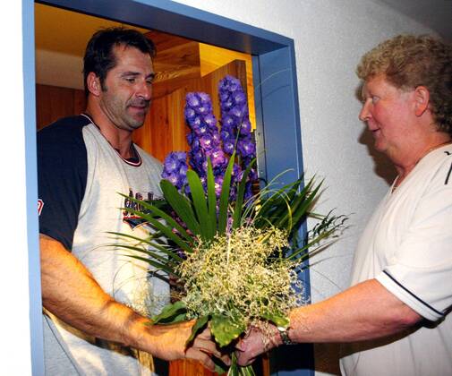 Manager Helmut Ebert überrascht Geburtstagskind Lars Riedel (LAC Erdgas Chemnitz Deutschland) mit Blumen an dessen Hotelzimmertür Leichtathletik LM Herren Deutsche Meisterschaft 2003, Landesmeisterschaft, Diskus, Diskuswurf, Diskuswerfen Gruppe Ulm