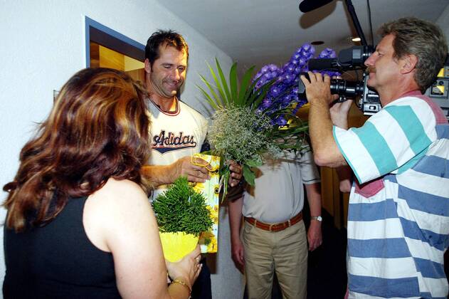 Geburtstagskind Lars Riedel (LAC Erdgas Chemnitz Deutschland) bekommt Blumen im Hotelflur überreicht und wird dabei gefilmt Leichtathletik LM Herren Deutsche Meisterschaft 2003, Landesmeisterschaft, Diskus, Diskuswurf, Diskuswerfen Gruppe Ulm